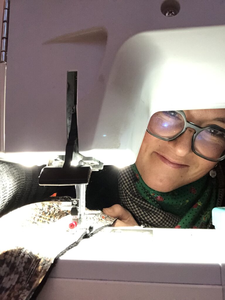 Émilie derrière sa machine à coudre